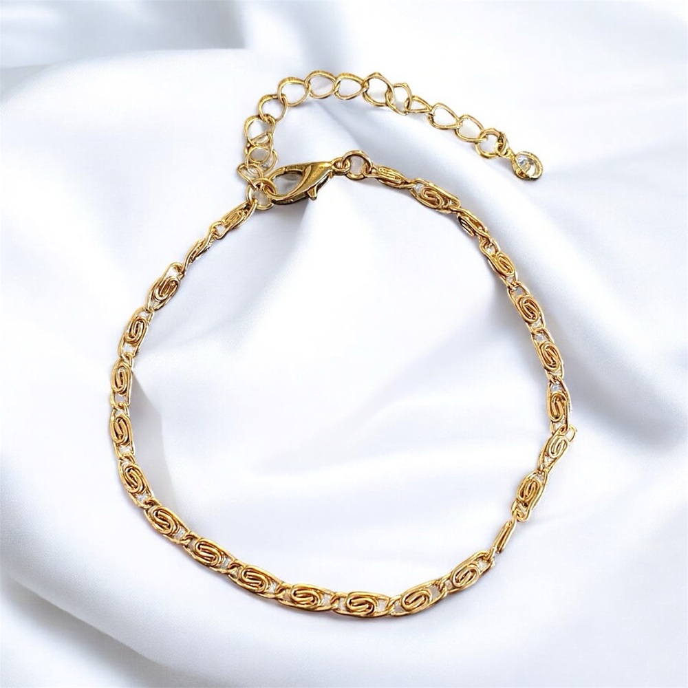 14 karat Gold Plated Women’s alloy gold 6.5 inch bracelet with 2 inch extender